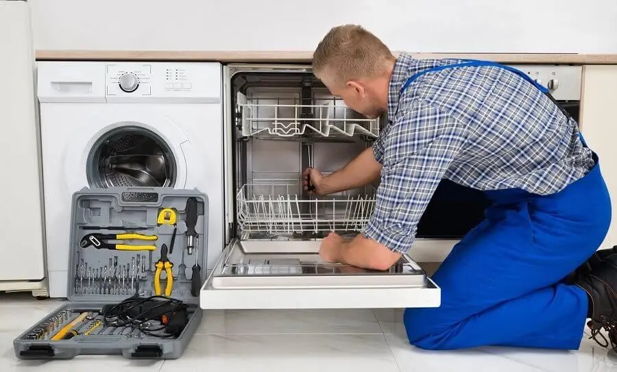 Menemen Electrolux servisi teknisyen ekibi beyaz eşya tamiri yaparken